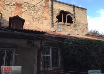 10 семей, живущих в центре Одессы, остались без крыши над головой – после ливня обрушилась часть стены дома