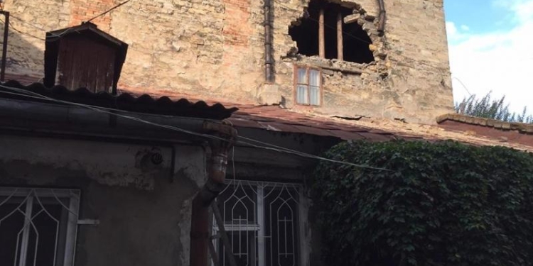 10 семей, живущих в центре Одессы, остались без крыши над головой – после ливня обрушилась часть стены дома