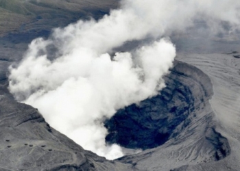 Спал 36 лет и проснулся: в Японии началось извержение самого большого действующего вулкана Асо