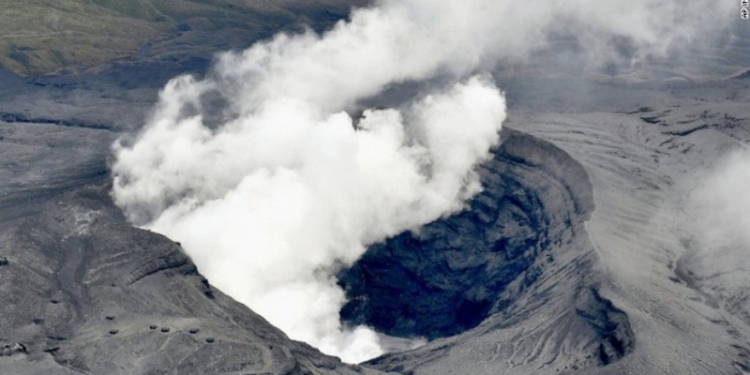 Спал 36 лет и проснулся: в Японии началось извержение самого большого действующего вулкана Асо
