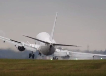 Когда ветер оказался сильнее: в аэропорту Праги Boeing 737 удалось посадить только со второй попытки