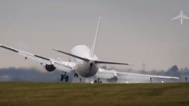 Когда ветер оказался сильнее: в аэропорту Праги Boeing 737 удалось посадить только со второй попытки 1