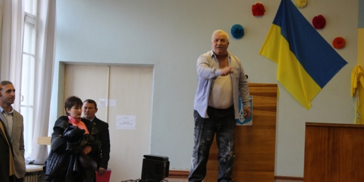 В Одесской области неизвестные “выкрали” прямо во время сессии депутата и “люстрировали”