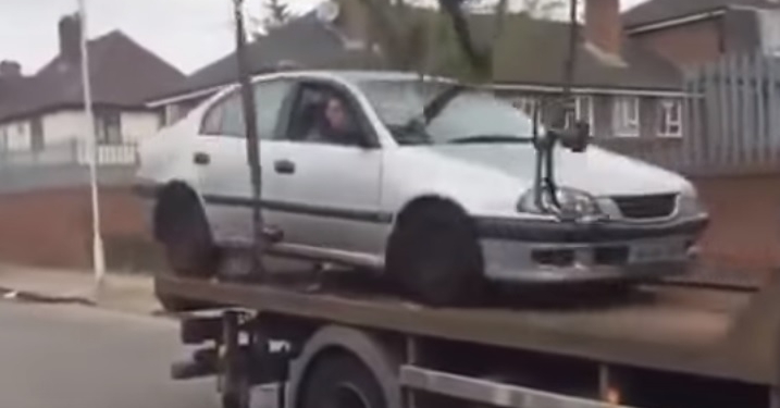 В Ирландии мужчина попытался сбежать с эвакуатора, и у него почти получилось. Почти