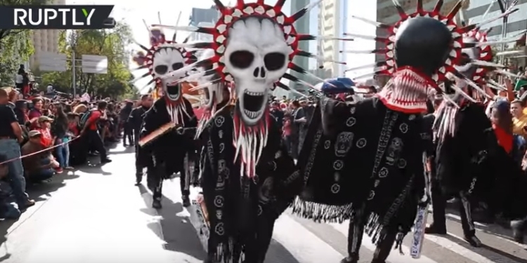 По Бонду. В Мексике прошел парад по случаю Дня мертвых