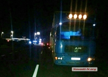 Под Николаевом грузовик сбил двух пешеходов. Один погиб, второй – в реанимации