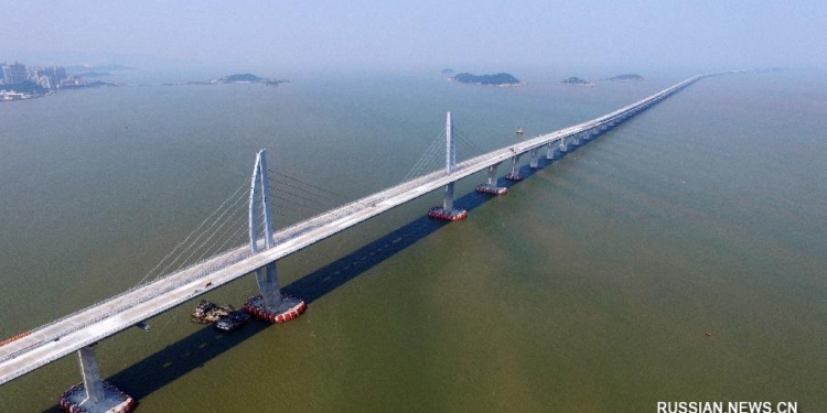 В Китае строят самый длинный мост через море – с подводными туннелями и искусственным островом
