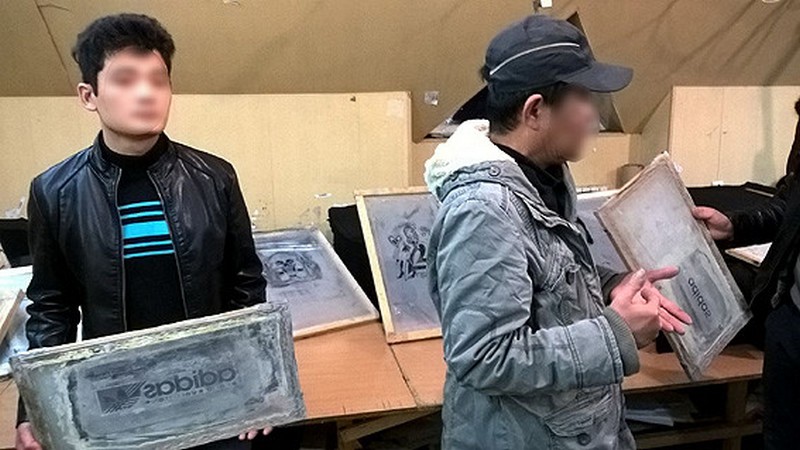 В Одесской области полиция обнаружила шесть цехов, где шили "брендовую" одежду 7