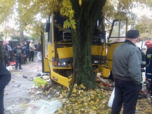 Во Львове маршрутка врезалась в дерево – 15 пострадавших