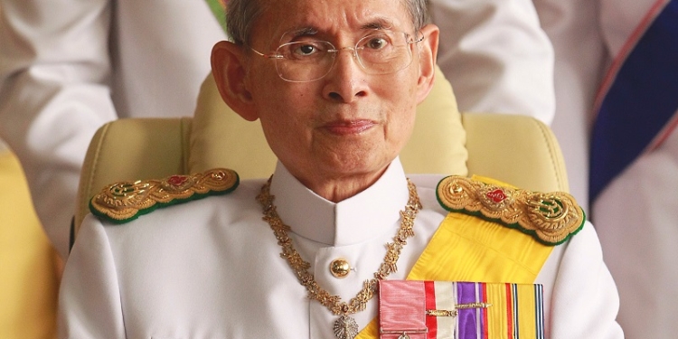 Умер король Таиланда, отец нации и почти полубог