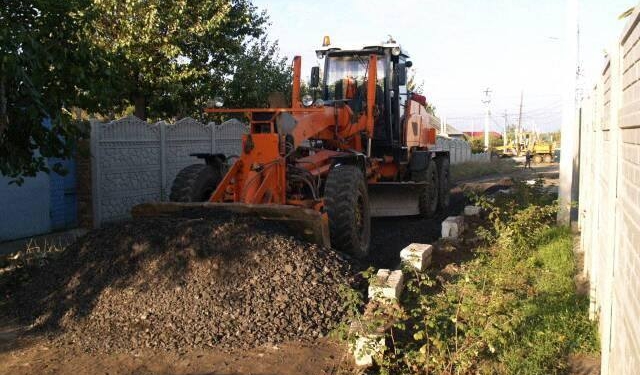 Голь на выдумку хитра. В Николаеве нашли дешевый способ “чернового” асфальтирования дорог