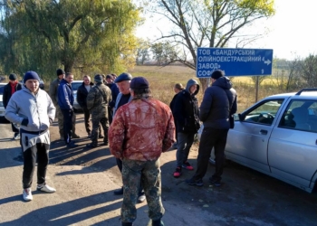 В Николаевской области жители перекрыли дорогу к маслоэкстакционному заводу