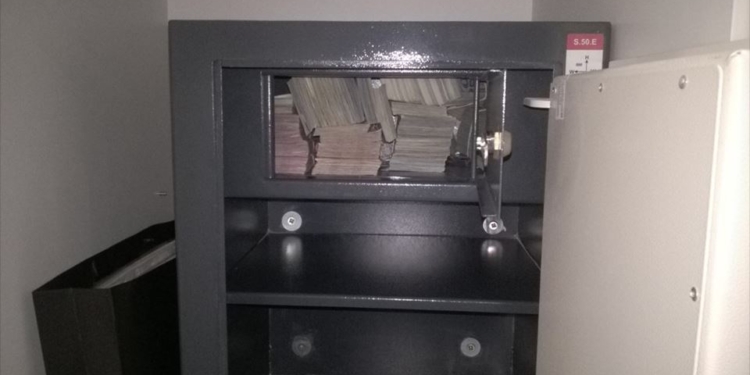 Собственник конфискованного янтаря пытался дать следователю ГПУ 30 тыс.долларов взятки. К нему пришли домой и нашли еще