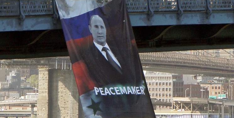 В Нью-Йорке на мосту повесили “Путина-миротворца”