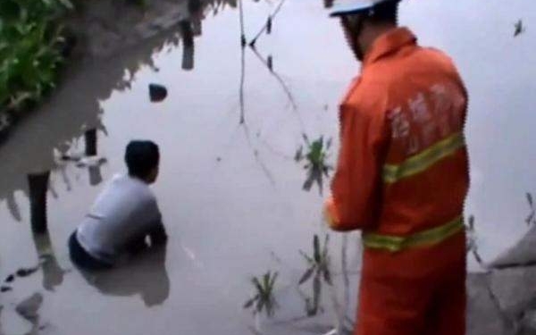 Не судьба. В Китае подросток решил утопиться, прыгнул в реку и попал в зыбучий песок. Вытаскивали спасатели