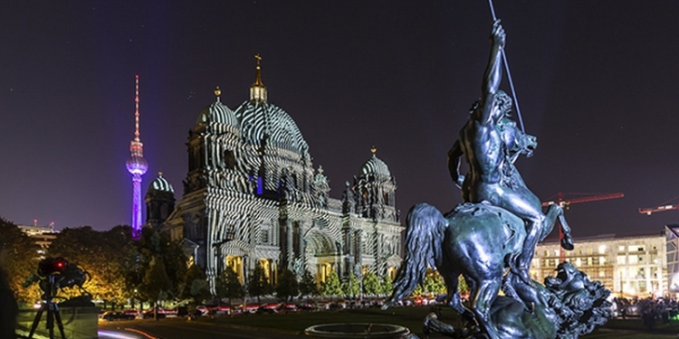 На берлинском фестивале света победили украинцы с “пчелиной” инсталляцией