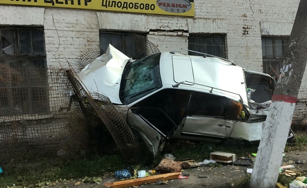 Судьба? Под Киевом машина на большой скорости врезалась в магазин надгробных памятников