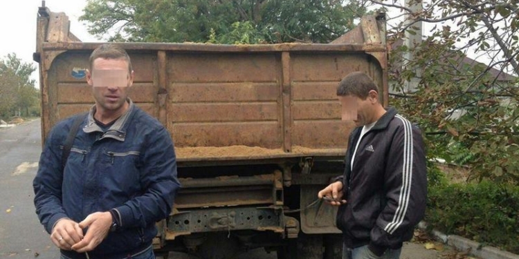 В Витовском районе опять незаконно добывают песок: двоих задержали патрульные