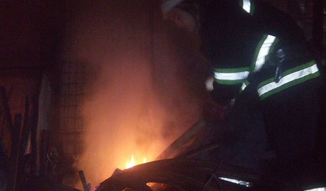 Во Врадиевке горящая хозпостройка чуть не сожгла чужой жилой дом