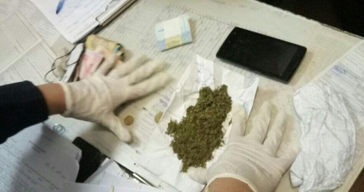 Пьяный и с наркотиками: на ул.Театральной в Николаеве патрульные «подобрали» мужчину, у которого с собой было