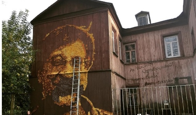 “Осень, я опять лишен покоя”. В РФ на стене выложили портрет Шевчука из желтых листьев