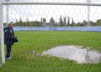 Сегодня МФК «Николаев» играет с «Нефтяник-Укрнефть»: газон Центрального городского стадиона ливень выдержал