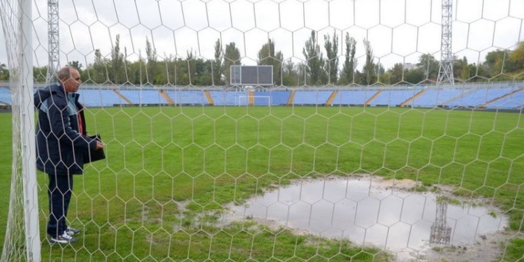 Сегодня МФК «Николаев» играет с «Нефтяник-Укрнефть»: газон Центрального городского стадиона ливень выдержал