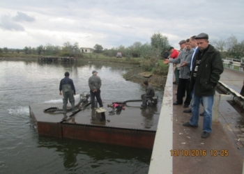 Ремонт моста в Снигиревском районе: поднят один понтон, на очереди второй