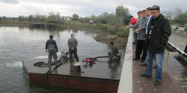 Ремонт моста в Снигиревском районе: поднят один понтон, на очереди второй