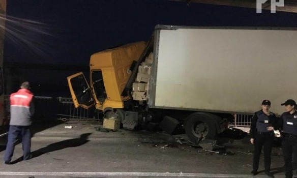 Отказали тормоза. В Запорожье фура на мосту расплющила велосипедистку