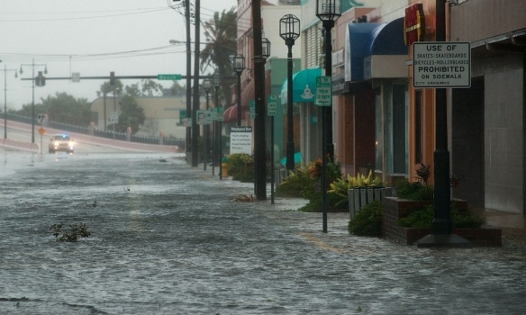 Бесстрашные пилоты прорвались в центр урагана Мэтью и сняли его изнутри
