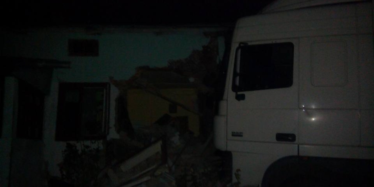 На трассе Киев-Чоп фура въехала в дом