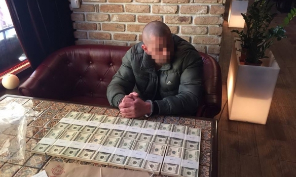 Группа бывших ментов и военный вымогали $200 тыс. у обвиняемого в организации убийства. Всех повязала СБУ