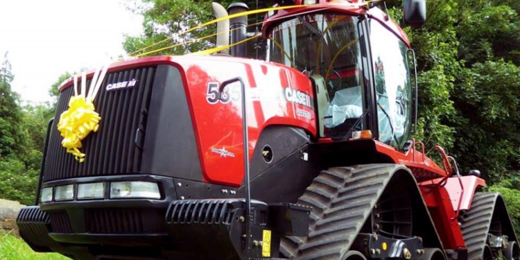 Ничем не хуже лимузина: англичанка приехала на собственную свадьбу на тракторе