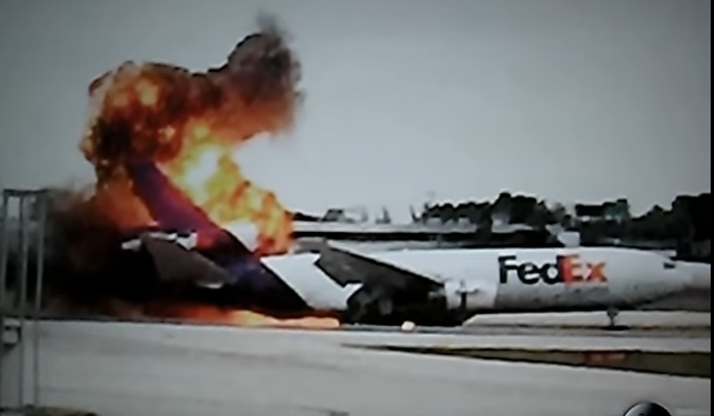 Еще один самолет загорелся в США, но уже грузовой