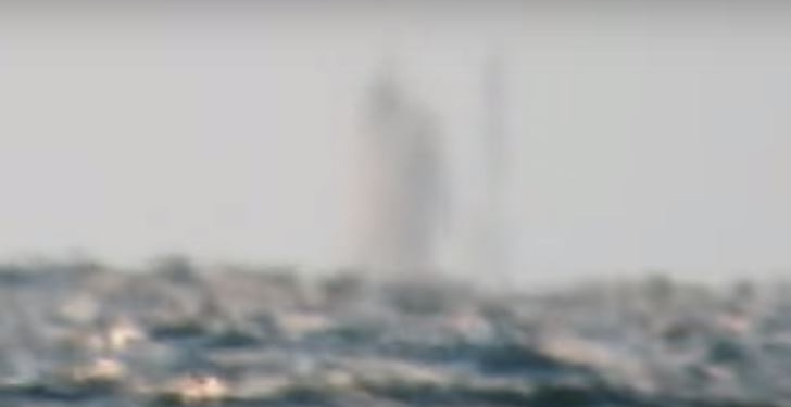 Турист снимал над водой радугу, а снял “корабль-призрак”