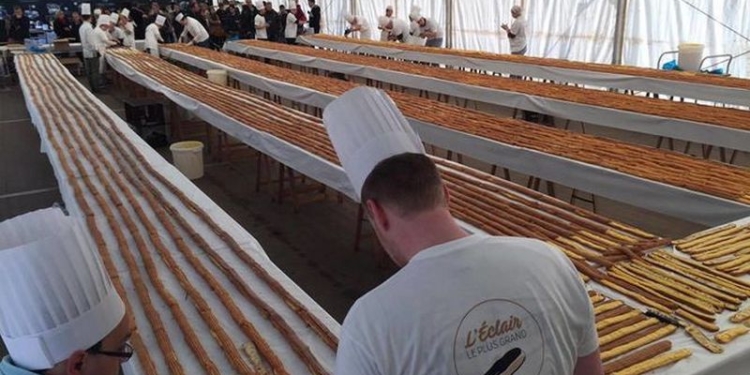 Бельгийские кондитеры изготовили эклер длиной 676 метров