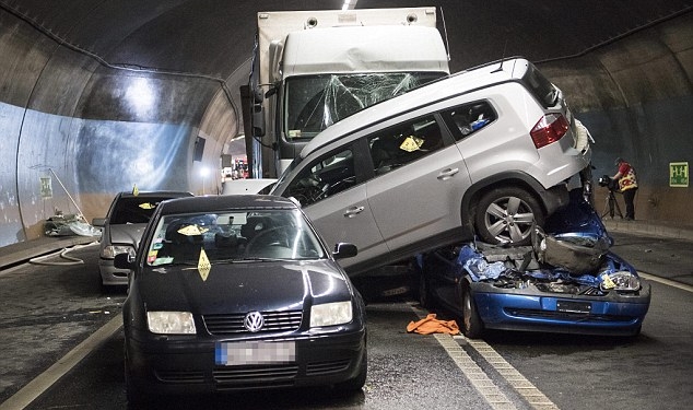 В Швейцарском тоннеле – групповое ДТП. Пострадал автобус