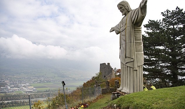 В Швейцарии жители увидели под облаками Христа