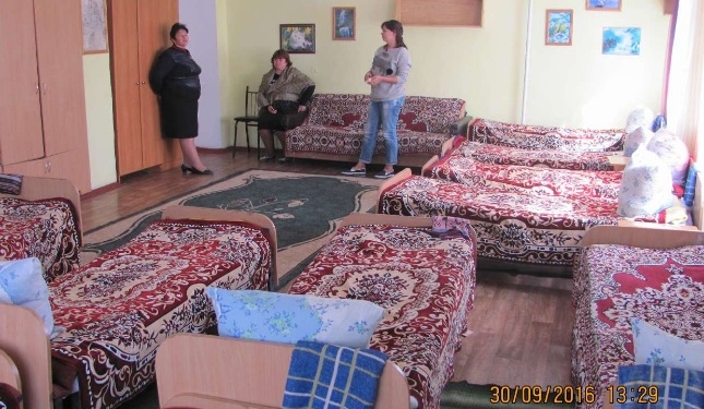 Близкостоящие друг к другу кровати, отсутствие форточек и никакой приватности – так живут дети в Березковской школе-интернате на Николаевщине