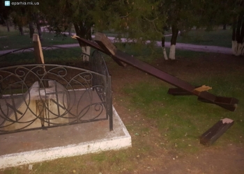 В сквере за ДК «Молодежный» в Николаеве вандалы поломали поклонный крест