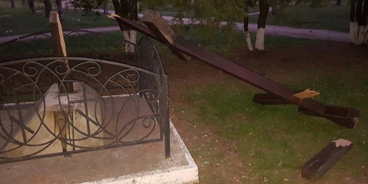 В сквере за ДК «Молодежный» в Николаеве вандалы поломали поклонный крест