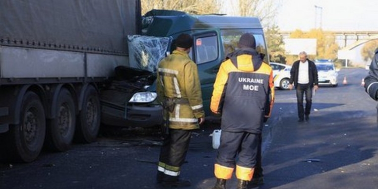 В Днепре маршрутка врезалась в фуру