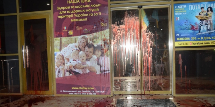 В Хмельницком активисты сорвали концерт Потапа и Насти Каменских – облили все “кровью”