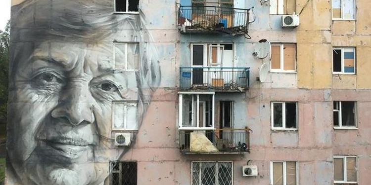 Ни одной целой квартиры: в Авдеевке на пострадавшем от обстрелов доме появился мурал