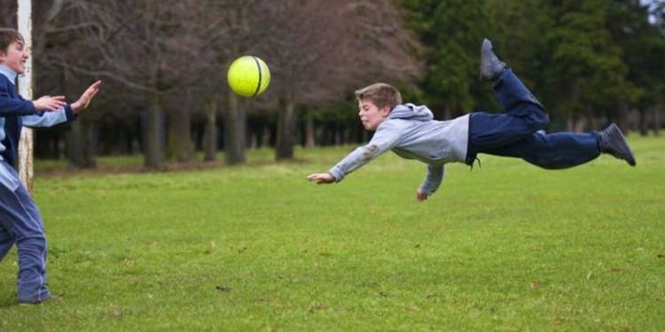 Ученые заявили, что играть головой в футбол опасно для мозга и памяти