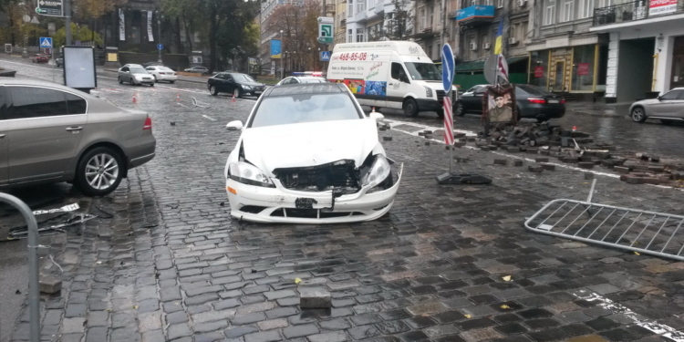 В центре Киева Merсedes cнес памятник герою Небесной сотни