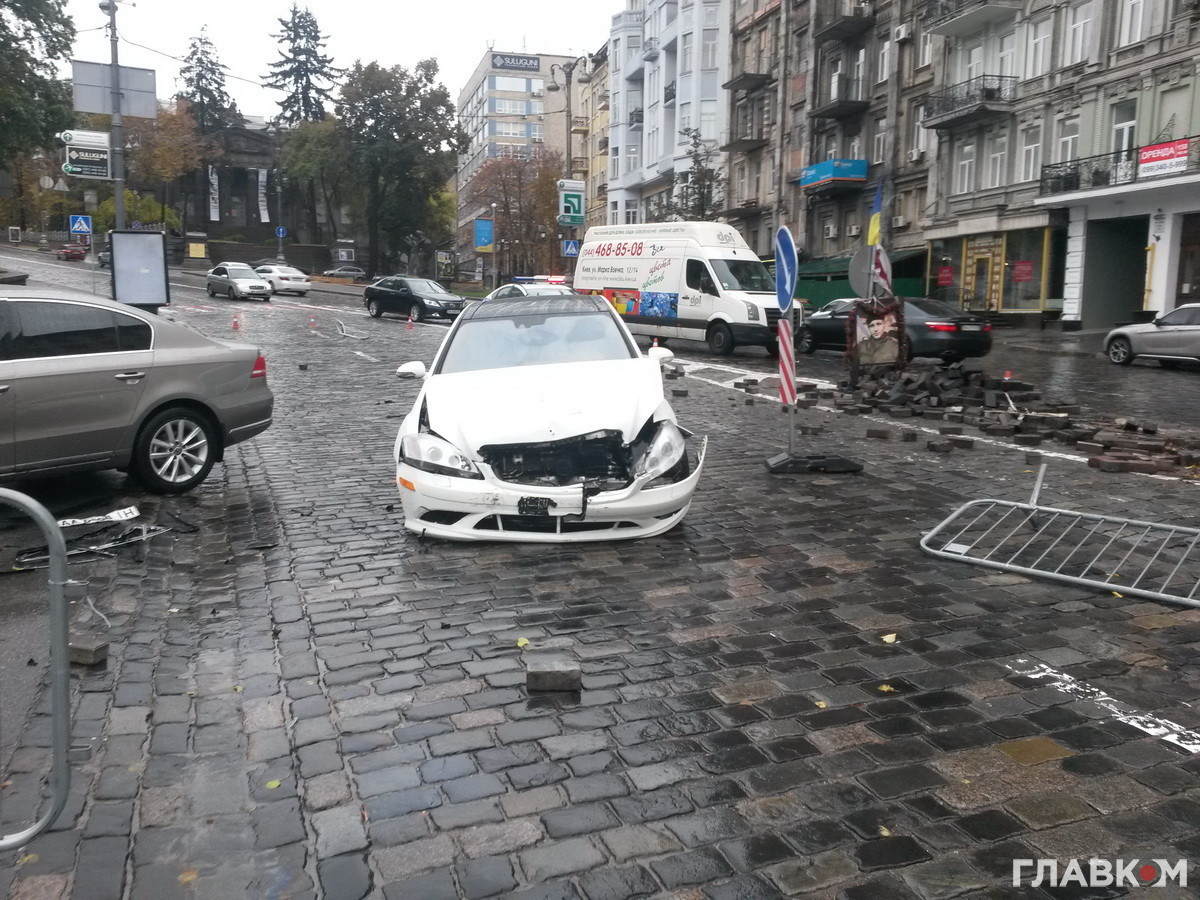 В центре Киева Merсedes cнес памятник герою Небесной сотни