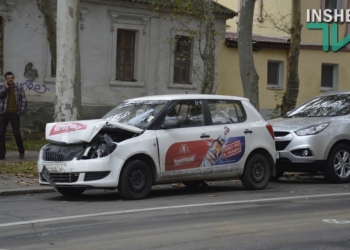 В Николаеве у здания Нацполиции легковушка въехала в троллейбус