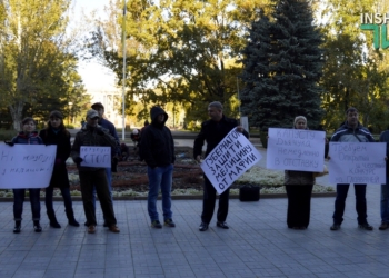 «Губернатор, защити медицину от мафии»: в Николаеве общественники вышли на пикет